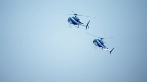 Helikopters vliegen in de blauwe hemel - Video