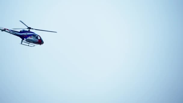 Mavi gökyüzünde uçan helikopter  - Video, Çekim