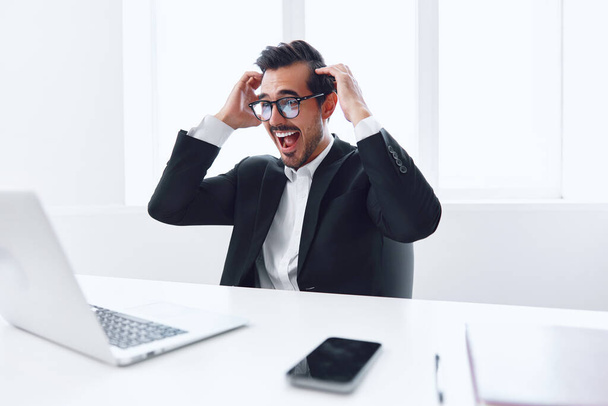 Duygusal adam mutlu arka plan yakışıklı ofis kazananı iş yeri dizüstü bilgisayarı iş dünyası teknoloji takımı beyaz iş adamı başarısı - Fotoğraf, Görsel