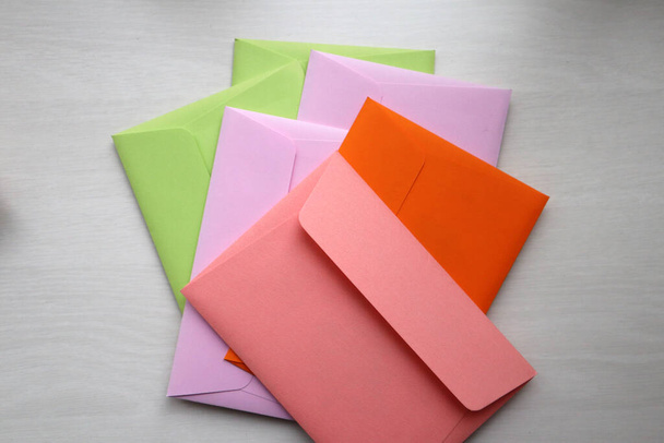Envelopes coloridos brilhantes na mesa. - Foto, Imagem