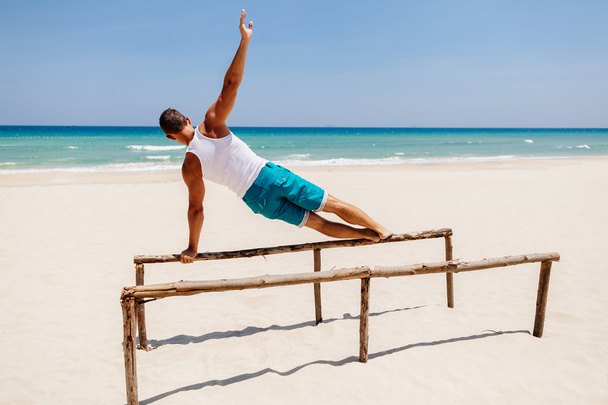 Fitness man op het strand - Foto, afbeelding