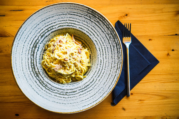 Крупный план спагетти с карбонарой в тарелке. - Фото, изображение