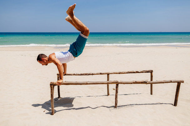 Fitness mężczyzna na plaży - Zdjęcie, obraz