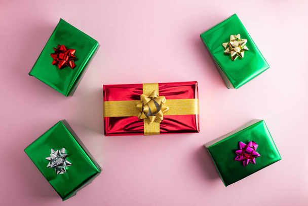 Coffrets cadeaux créatifs faits à la main de Noël vert, rouge et argent brillant avec décor sur fond rose pastel, top vie - Photo, image