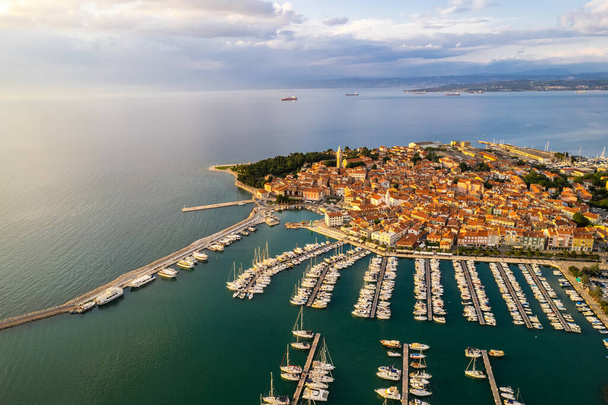 Izola townscape na costa do Adriático da península da Ístria, na Eslovénia. Vista aérea de drones. - Foto, Imagem