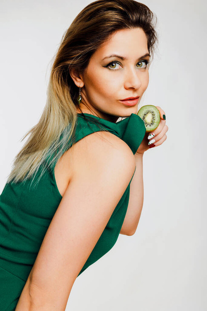 Bellezza bionda: Trucco creativo con accenti Kiwi - Foto, immagini