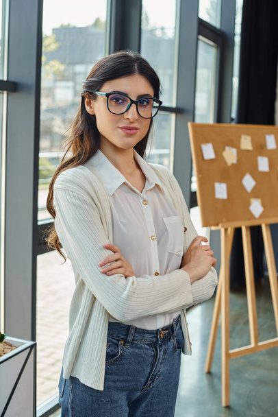Eine Geschäftsfrau mit Brille in einem modernen Büro, die das Konzept des Franchising verkörpert. - Foto, Bild