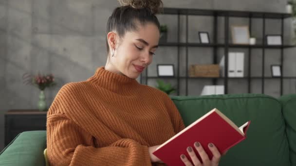 mujer adulta joven una mujer leer libro o estudiar en casa - Metraje, vídeo
