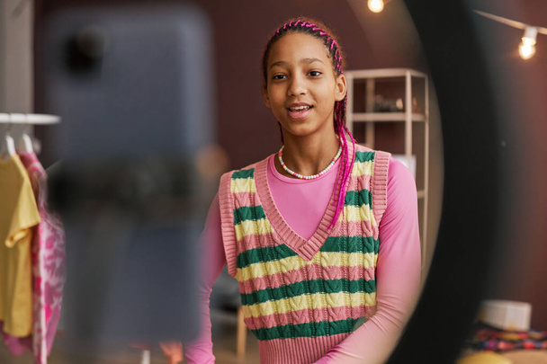 Ritratto in vita di ragazza adolescente nera che registra video di danza con luce ad anello, copia lo spazio - Foto, immagini