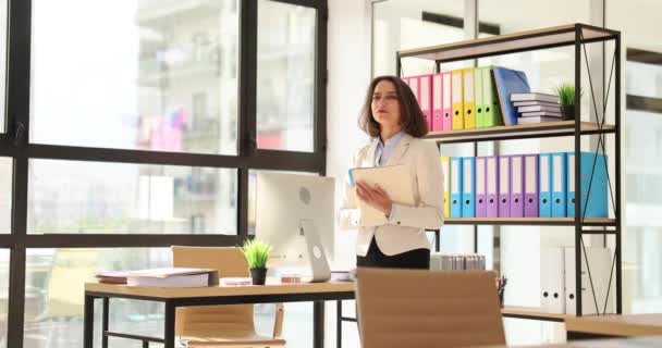 女性はオフィスの文書が付いているフォルダを握る机に歩きます. ビジネスウーマンは,手の遅い動きで財務報告とクライアントとの会合に行く - 映像、動画