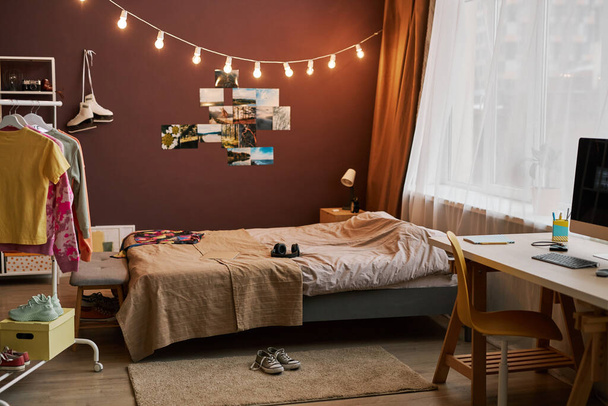 壁にライトと写真が付いているティーンエイジャーの部屋の背景画像,コピースペース - 写真・画像
