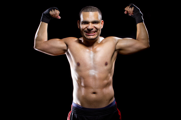 MMA fighter flexing muscles - Foto, Imagen