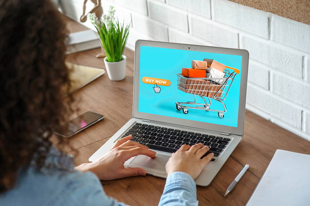 Dziewczyna Zakupy online za pomocą komputera Laptop siedzi w pomieszczeniach. Koncepcja sklepu internetowego. - Zdjęcie, obraz