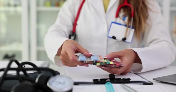 Sanitäterin zeigt in Blasen verpackte Pillen, um gesund zu werden. Patient klagt beim Arzttermin über Schmerzen Die Lösung des Krankheitsproblems - Filmmaterial, Video