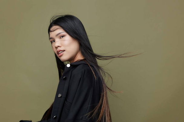 Γυναίκα μαύρο πορτρέτο μοντέλο μαλλιών πρόσωπο glamour κομψότητα όμορφη μόδα ασιατική μακρύ σαλόνι μακιγιάζ κορίτσι θηλυκότητα μαλλιά κορεάτης καλλυντικά μαλλιά ελκυστική χαριτωμένο ιαπωνική ομορφιά - Φωτογραφία, εικόνα