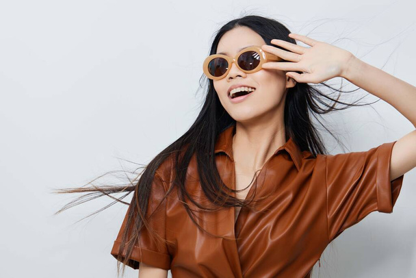 Tvář žena životní styl móda dovolená béžové asijské salon sluneční brýle atraktivní půvab vlasy femininity krásné cestování model krása kosmetický portrét - Fotografie, Obrázek