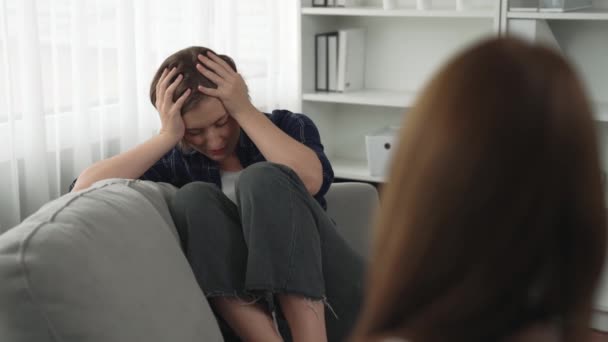 Θλιβερό PTSD γυναίκα ασθενής σε θεραπεία για ψυχική υγεία με ψυχολόγο, κατάθλιψη ή θλίψη μετά την αποτυχία της ζωής. Απογοητευμένο τραύμα νεαρή γυναίκα μιλάει σε prim ψυχολόγο για το συναίσθημα στην κλινική - Πλάνα, βίντεο