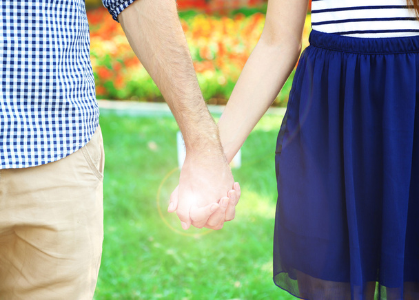 Milující pár se drží ruce venku - Fotografie, Obrázek