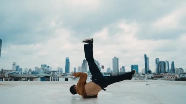 B-boy dança desempenho por dançarina de rua no telhado com scrapper céu, vista da cidade. Atraente asiático hipster mostrar passo energético. Dançarino de pausa praticar dança de rua. Desporto ao ar livre 2024. hiphop. - Filmagem, Vídeo