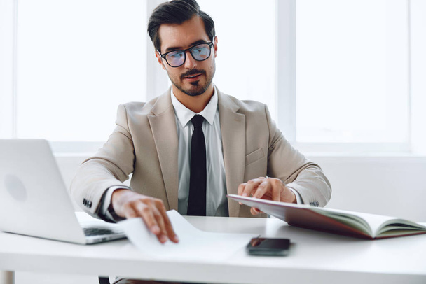 Homem de trabalho segurando laptop adulto olhando empresário sorrindo documento masculino escritório terno empregado feliz ocupação caucasiano estilo de vida papel empresa planejamento - Foto, Imagem
