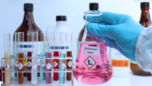 Milieugevaren Symbolen van chemische stoffen in glas, chemische stoffen in het laboratorium of in de industrie - Video