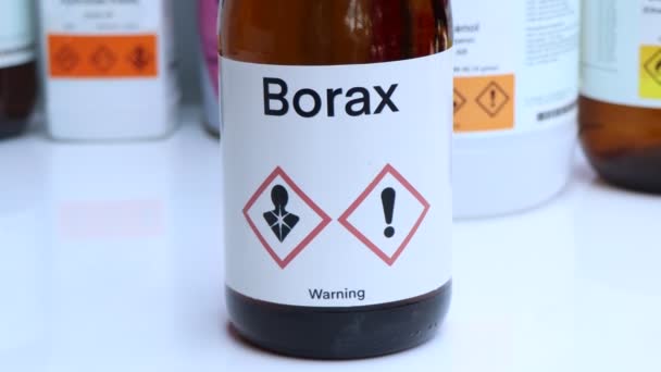 Borax no recipiente químico, produto químico no laboratório e na indústria, matérias primas usadas na produção ou na análise - Filmagem, Vídeo