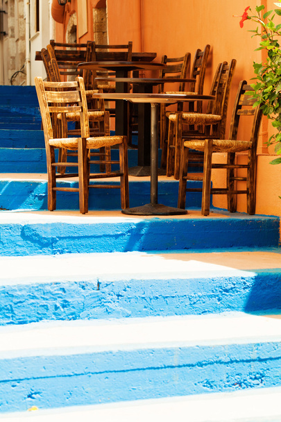 Antigua escalera y cafetería callejera en verano Creta, impresión
 - Foto, imagen