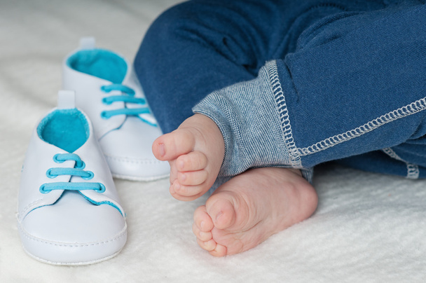 Pies y zapatos para niños
 - Foto, Imagen
