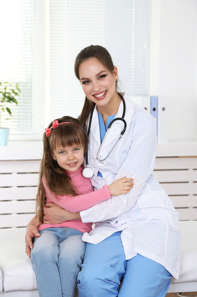 Little girl and young doctor in hospital - Foto, Imagen