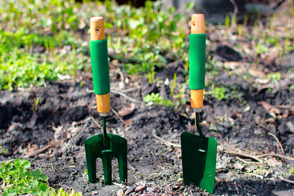 Садовые инструменты на земле во дворе
 - Фото, изображение