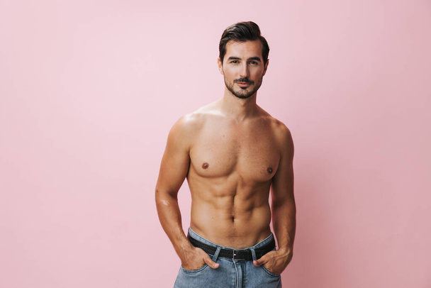 Muž pás džíny fitness model svaly nahý bicep krása fit životní styl svalnaté tělo torso sport růžová móda sexy dovolená bez košile pozadí - Fotografie, Obrázek