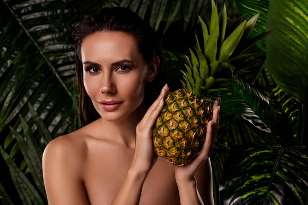 Kuva melko ihana nainen alasti hartiat nousevat makea maukas ananas ulkona trooppinen keinona. - Valokuva, kuva