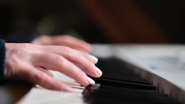 Piyano enstrümanı. Eller sentezleyici piyano tuşları çalıyor. Parmaklar siyah beyaz piyano tuşlarına basıyor. Yavaş hareket. Müzikal semboller ve işaretler. Müzik konsepti. 4k görüntü - Video, Çekim