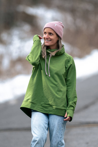 Blond vrouw in de winter context met casual kleding. - Foto, afbeelding