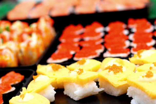 παραδοσιακό ιαπωνικό σούσι νόστιμα - Ιαπωνικά τροφίμων - Φωτογραφία, εικόνα