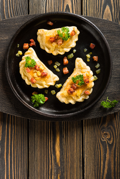 Gefrituurde dumplings met ajuin en spek bovenaanzicht - Foto, afbeelding