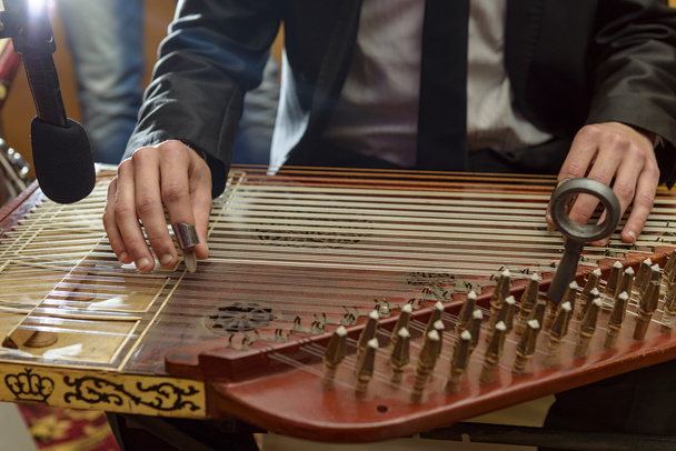 Αρσενικό τα χέρια παίζοντας Arabian Qanon μουσικό όργανο - Φωτογραφία, εικόνα