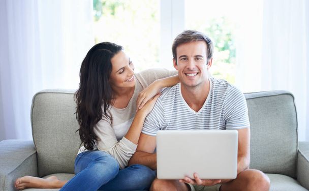 Ζευγάρι, αγάπη και να χαλαρώσετε στον καναπέ με φορητό υπολογιστή, σαλόνι και το γάμο για τη φροντίδα συγκόλληση το Σαββατοκύριακο. Γυναίκα, άντρας και ρομαντικός για σχέση με streaming internet, δέσμευση και χαρούμενος στο διαμέρισμα. - Φωτογραφία, εικόνα