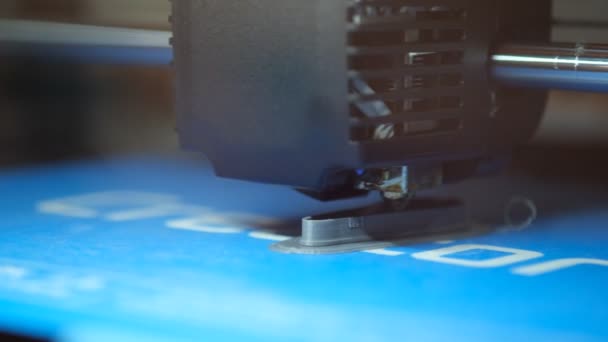 Máquina de impresión 3D está imprimiendo cortadores de galletas. - Imágenes, Vídeo