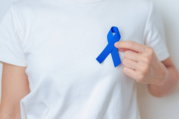 Mars Mois de sensibilisation au cancer colorectal, médecin avec ruban bleu foncé pour soutenir les personnes vivant et malades. Santé, espoir et concept de Journée mondiale contre le cancer - Photo, image