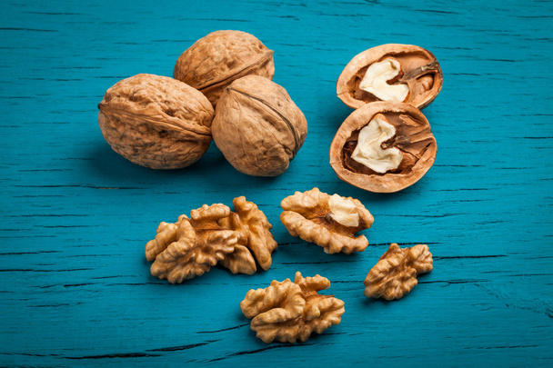 saksanpähkinät ja kokonaiset saksanpähkinät  - Valokuva, kuva
