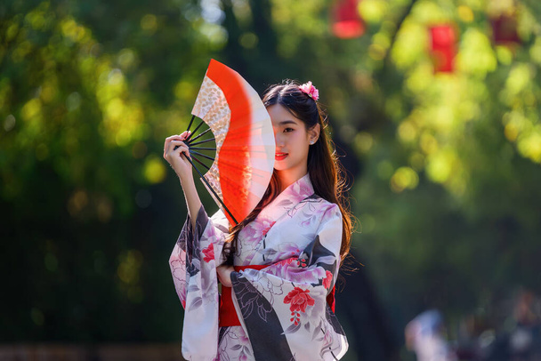 Les jeunes femmes portant du kimono japonais traditionnel ou du yukata sont heureuses et gaies dans le parc. Robe d'été traditionnelle japonaise. - Photo, image