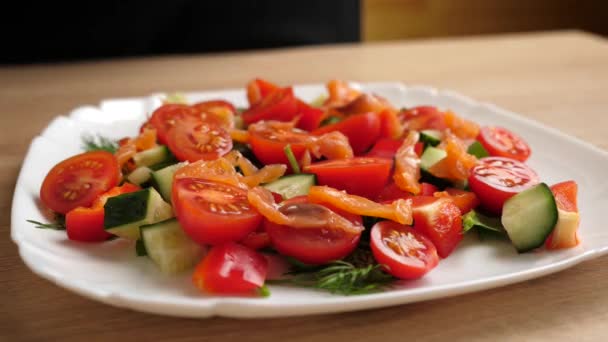 Las aceitunas se añaden a la ensalada vegetal. Preparación de ensalada de verduras - Metraje, vídeo
