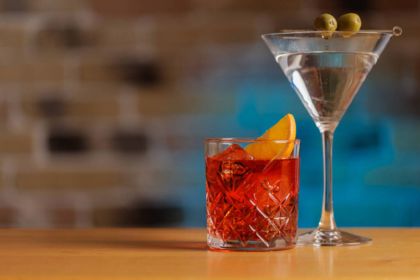 Cocktail allure: Bebidas lindamente dispostas em uma mesa de bar com espaço de cópia - Foto, Imagem