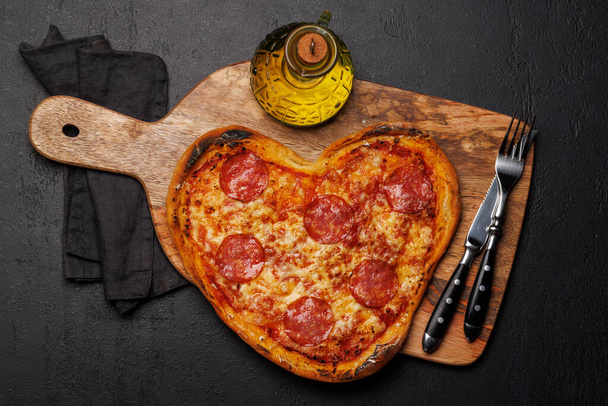 ハート型のピザ:美味しい愛をテーマにした料理. フラットレイ - 写真・画像