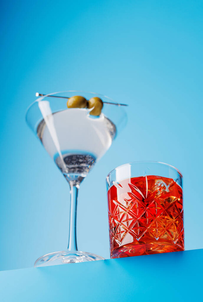 Коктейльный восторг: яркие напитки на прохладном голубом фоне с пространством для копирования - Фото, изображение