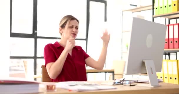 Ένας συνάδελφος πίνει τσάι και βλέπει πώς μια επιχειρηματίας τραγουδάει μπροστά στον υπολογιστή 4k ταινία αργή κίνηση. Διασκέδαση στην εργασία κατά τη διάρκεια διάλειμμα έννοια - Πλάνα, βίντεο