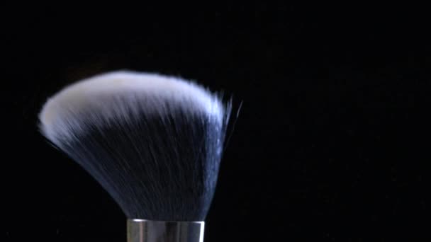 Spazzole cosmetiche che si scontrano macro primo piano dettaglio di apparecchiature di bellezza spazzolarsi a vicenda su sfondo nero - Filmati, video