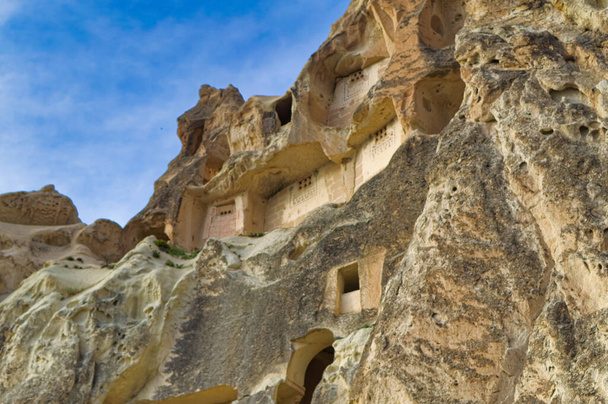 Paisaje típico de Capadocia roca volcánica suave, formada por la erosión en Goreme, Turquía. - Foto, Imagen