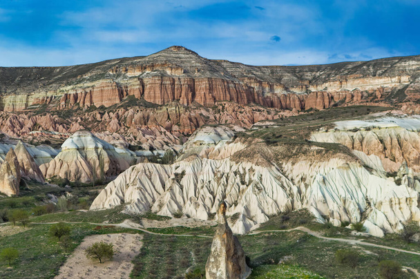 Paisaje típico de Capadocia roca volcánica suave, formada por la erosión en Goreme, Turquía. - Foto, imagen